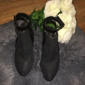 KENNETH COLE BLACK BOOTIES!